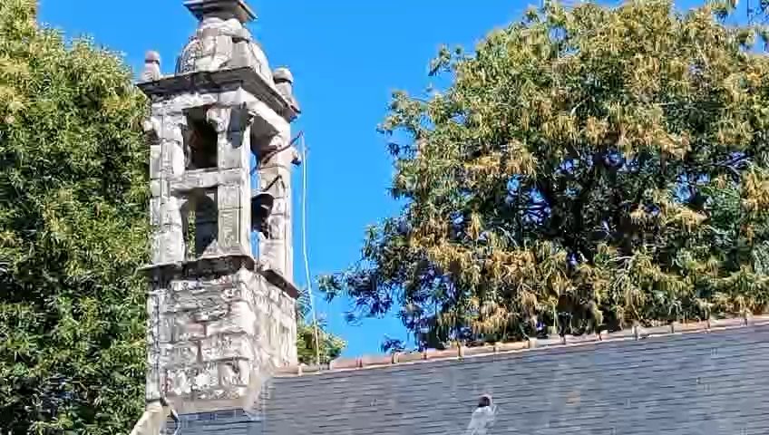 Travaux d'accès difficile sur le clocher de la chapelle — en vidéo
